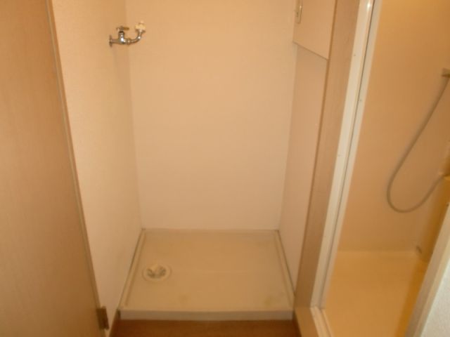 Other room space. There yard indoor washing machine. 