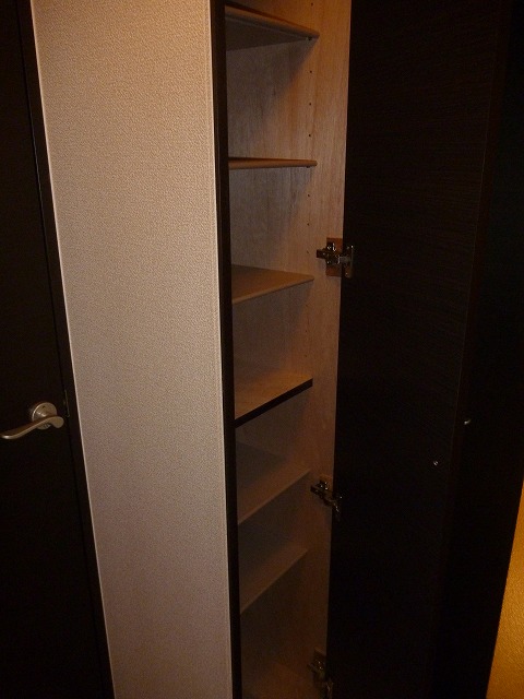 Entrance. Large shoe box in the foyer ☆ 