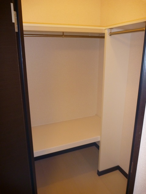 Receipt. Walk-in closet is spacious