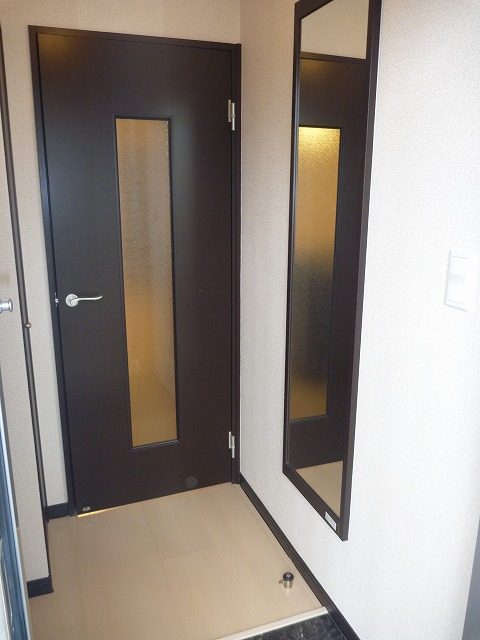 Entrance. Big full-length mirror in the foyer