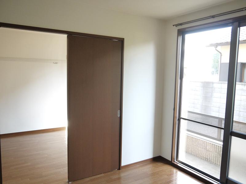 Living and room. In the center It comes with a stylish partition of Brown.