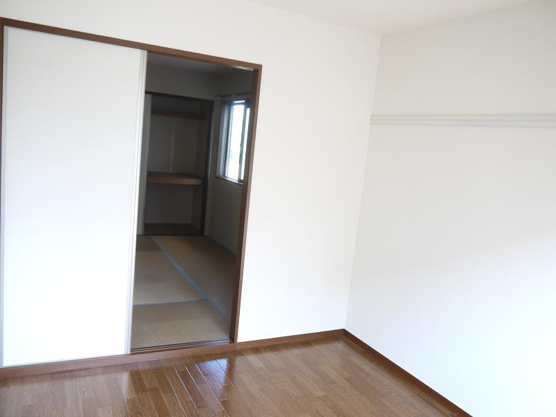 Other room space. On the wall Hook with exerted ・ The back of the tatami will replace.