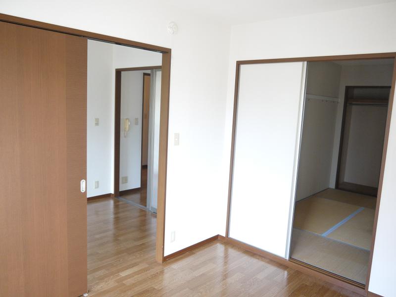 Living and room. There is a balcony on the south side.