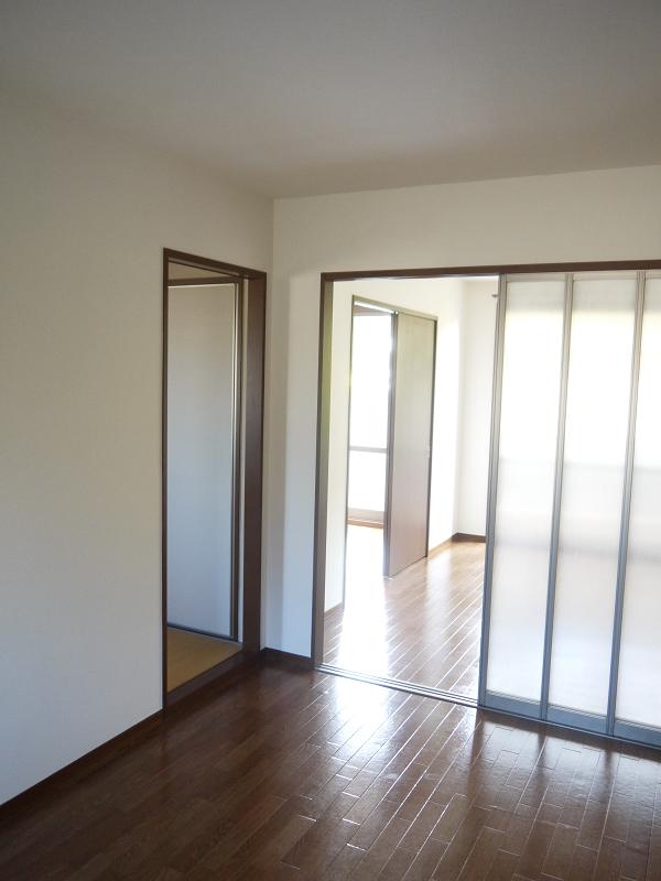 Other room space. I watched the south living room from the kitchen