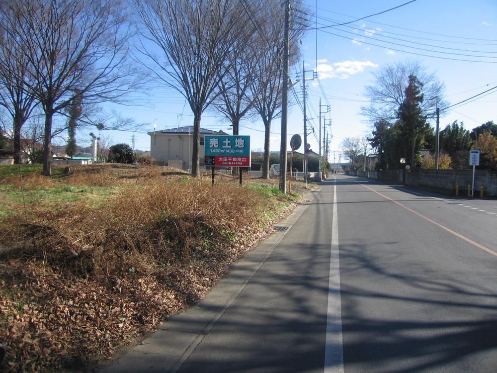View photos from the local. View from the site (December 2013) Shooting South road width 8.3m