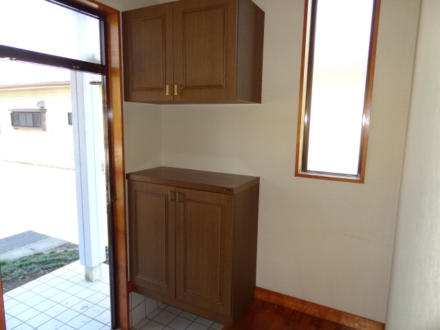 Entrance. Good with a shoebox of usability in spacious entrance