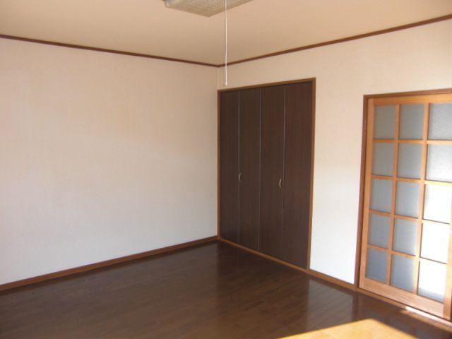 Living and room. The rooms and the kitchen has become the type that bulkhead.. 