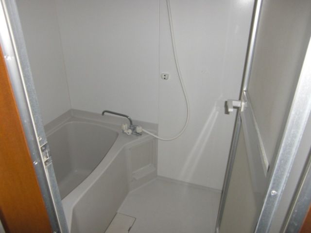 Bath. There is no wash basin of the bathroom, You can use spacious. 