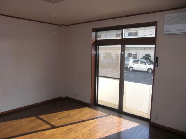 Living and room. Day is a good warm room. 