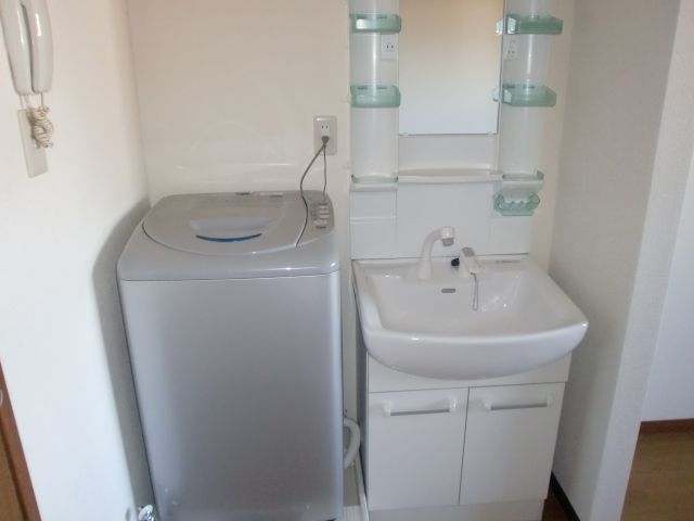 Other. Preparation of a busy morning at the wash basin with a clean feeling efficiently