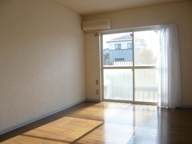 Living and room. It entered the light of day until the back of the room, bright room