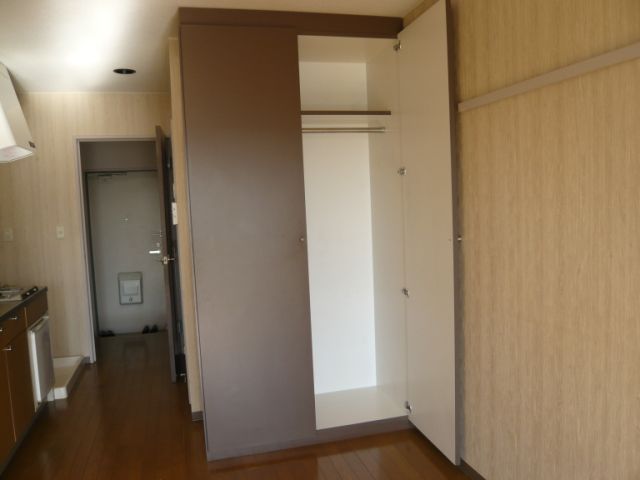 Receipt. Large closet with depth