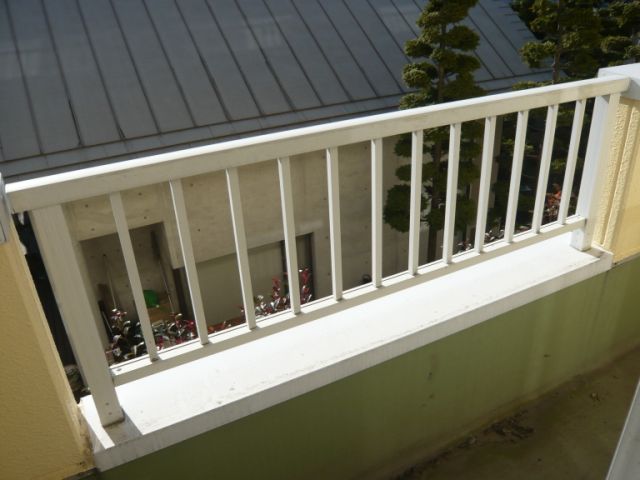 Balcony. Day good. Jose you a lot washing.