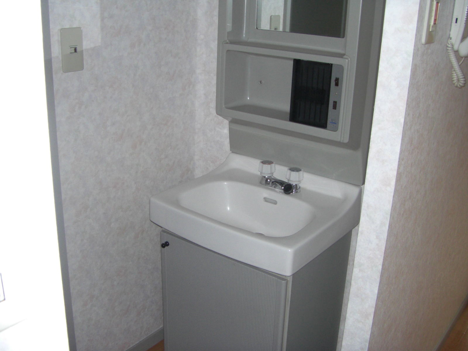 Washroom. Independent wash basin