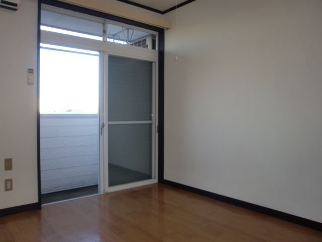 Living and room. The floor is very clean in the flooring. 