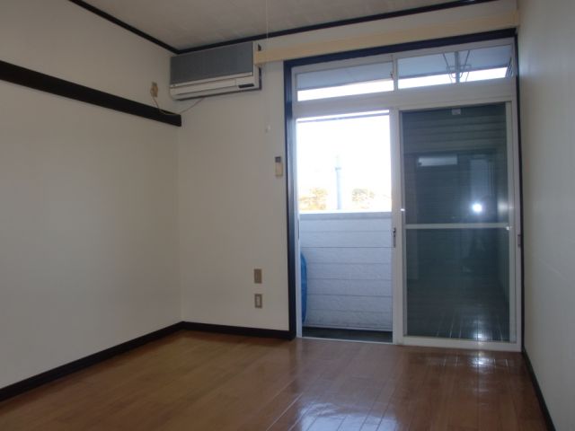 Living and room. Perfect for the first time living alone. 