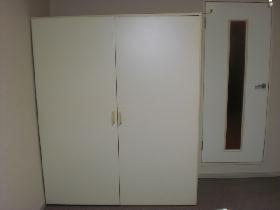 Living and room. Closet closed.