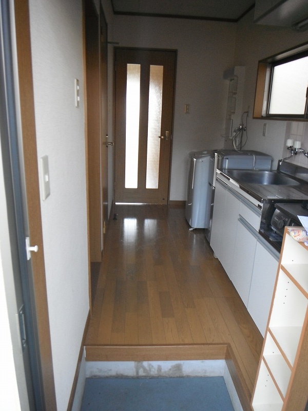 Entrance. Kitchen seen from the entrance