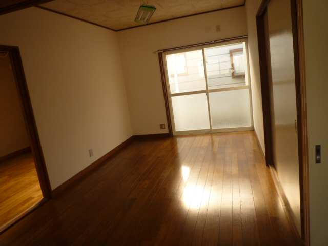 Living and room. Western-style room facing south