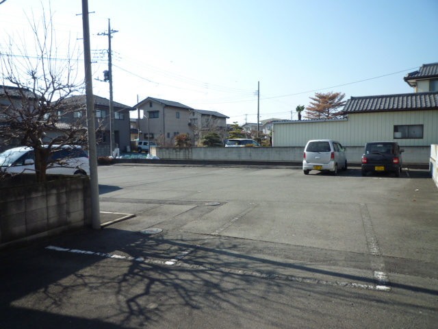 Parking lot. Parallel parking Allowed