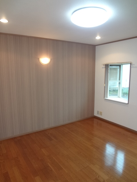 Living and room. With bay window