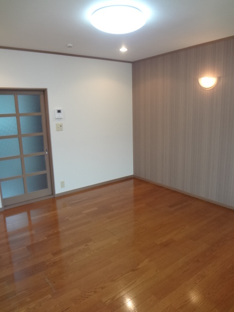 Living and room. Foppery ~ !