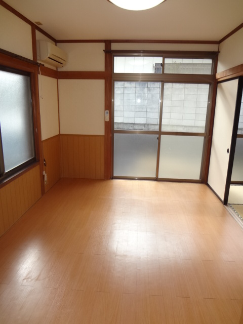 Living and room. Bright living room! ! With shutters! ! 