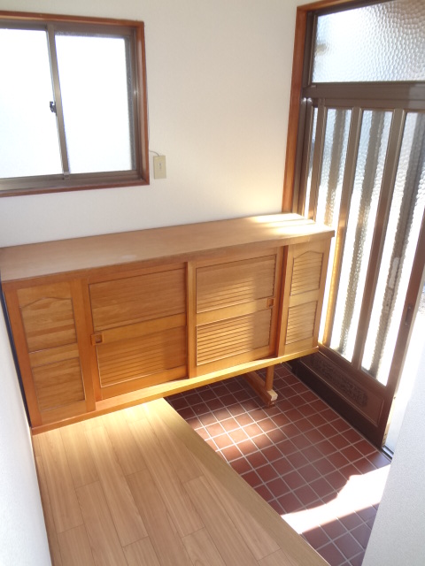 Entrance. Storage plentiful cupboard! ! 