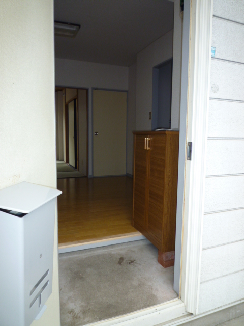 Entrance. There cupboard.