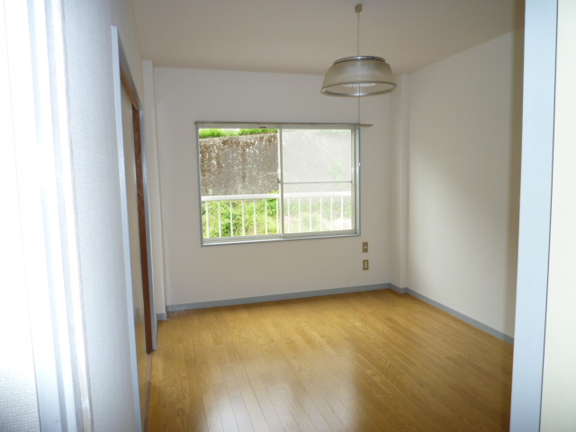 Living and room. Flooring is a new re-covered already.