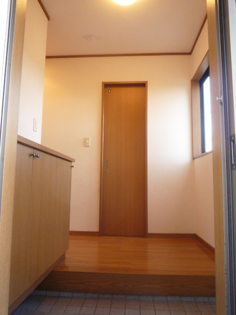 Entrance. Hiroi is entrance! Bright hall also with window! !