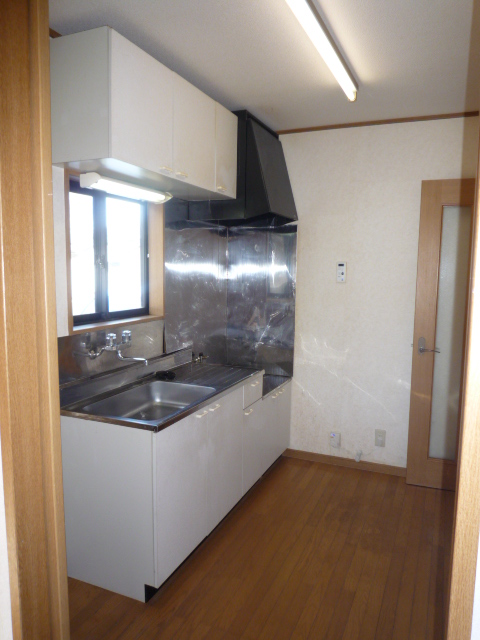 Kitchen. Refrigerator space OK!