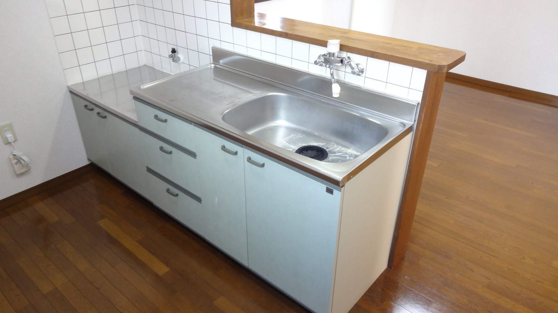 Kitchen. Kitchen space is there is a window because even ventilation OK