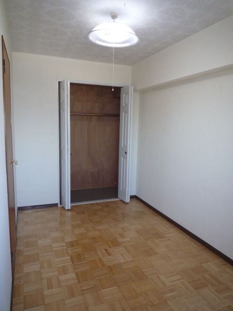 Living and room. Western-style 5 Pledge with closet