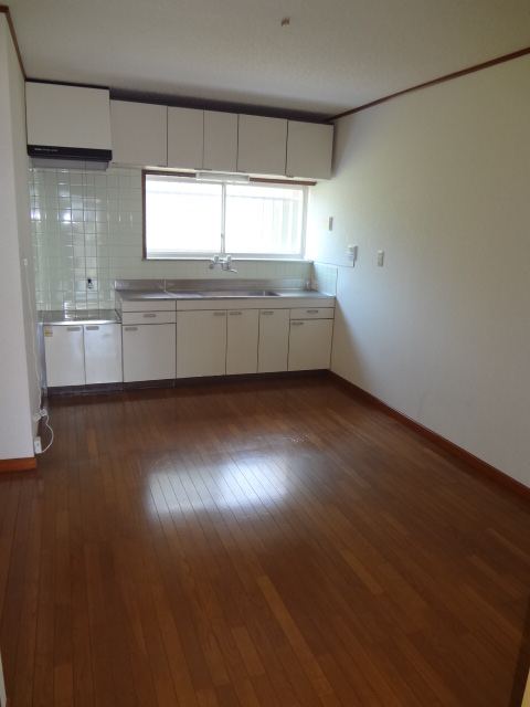 Kitchen. Large kitchen to spread of DK! 