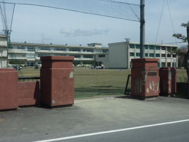 Junior high school. Shibukawa Municipal Shibukawa north junior high school (junior high school) up to 897m