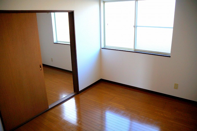 Living and room. 2 Rooms 6 Pledge Western-style is on the north side