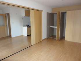 Living and room. Western-style 7.5 Pledge. Storage with