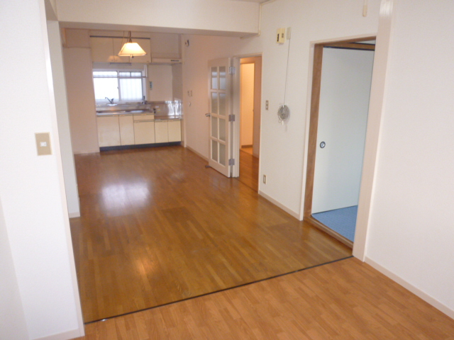 Living and room. Spacious LDK open a Western-style door!
