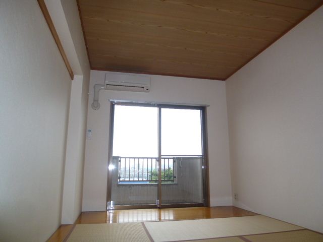 Living and room. Bright Japanese-style room where there is plates.