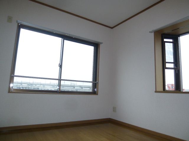 Living and room. It pours plenty of sunlight from the south.