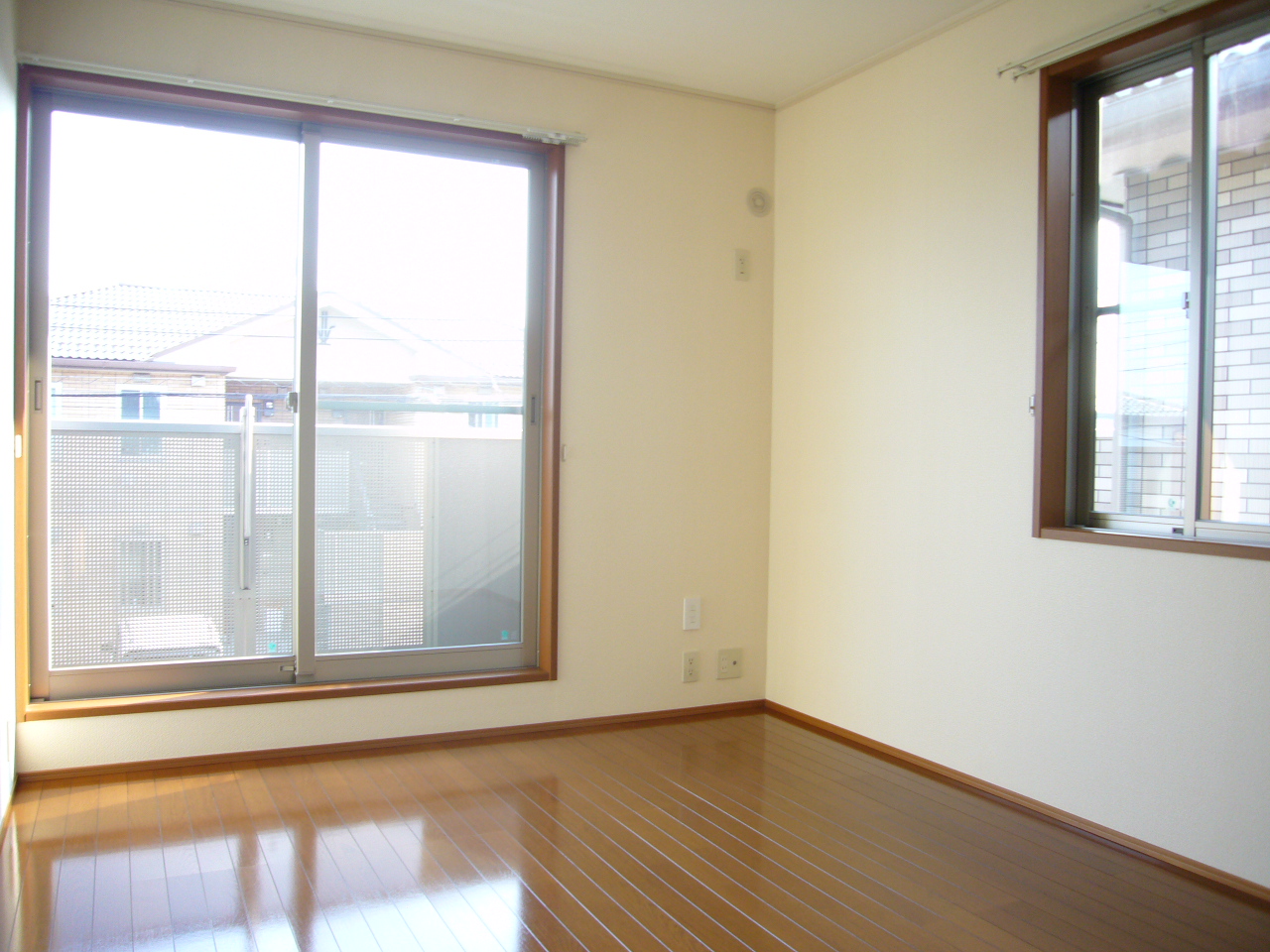 Other room space. Large bright Interoceanic of window