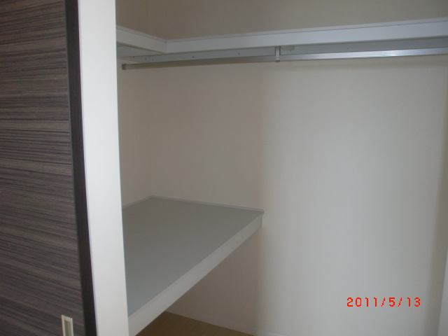 Receipt. Walk-in closet With hanger pipe to put the clothes