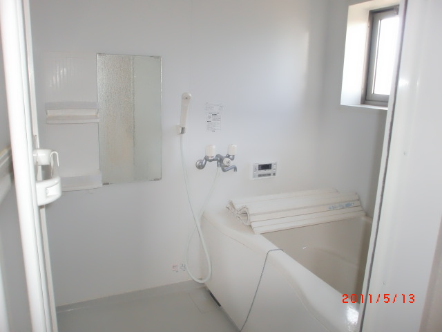 Bath. A clean bathroom with a window