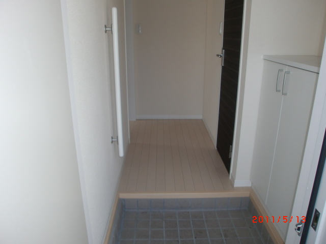 Entrance. The top and bottom of the shoe box, Stile no steps