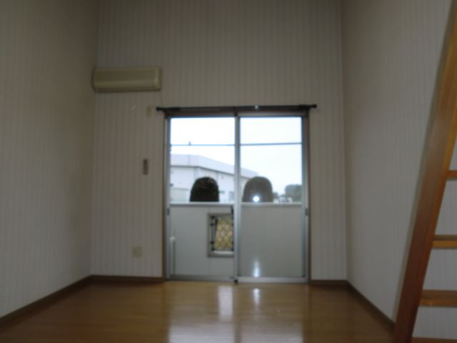 Living and room. Western-style spacious 10 Pledge.