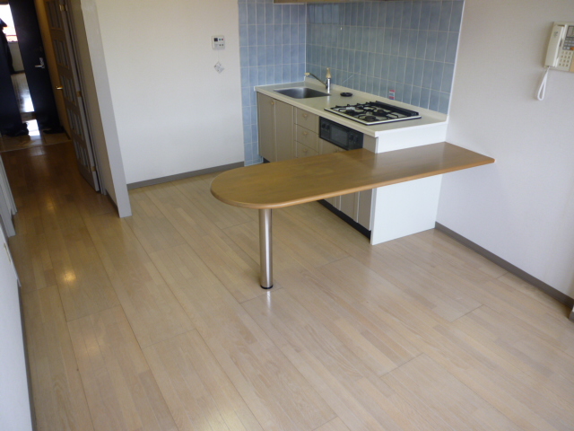 Living and room. Convenience is a little counter! 