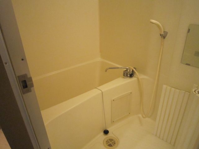 Bath. A clean bathroom. 