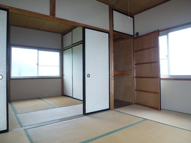 Living and room. Because the door is open wide, I There is a feeling of opening. 