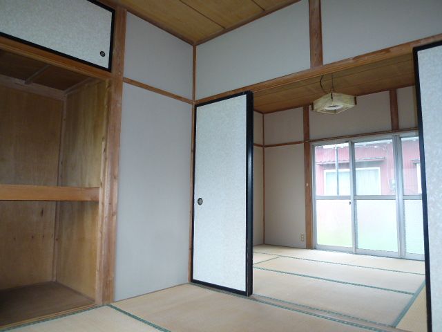 Living and room. It is a calm space. 